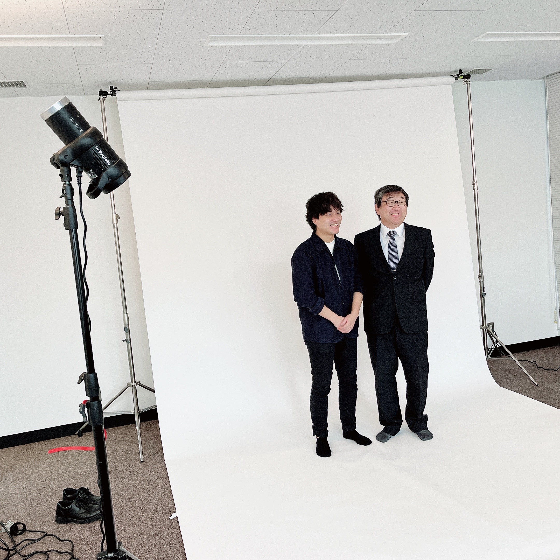 記事 坂根教授と卒業生の柴谷君がききょう通信の撮影を行いました♪のアイキャッチ画像